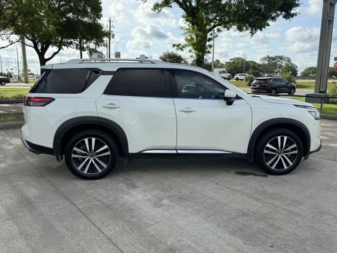 Used 2024 Nissan Pathfinder Platinum w/ Cargo Package FWD image 7