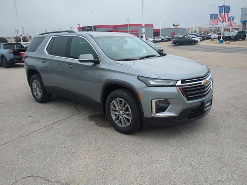 Used 2024 Chevrolet Traverse LT image 2