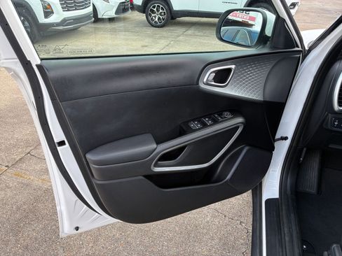 Used 2025 Kia Soul LX w/ LX Technology Package FWD image 15