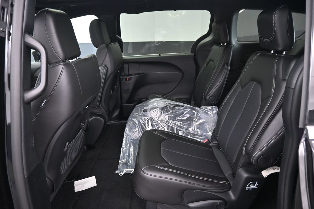New 2027 Chrysler Pacifica Select w/ Family Tech Group FWD image 11