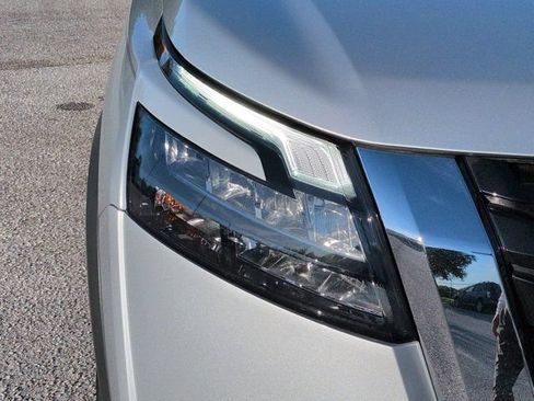 Used 2025 Nissan Pathfinder SL w/ SL Premium Package FWD image 9