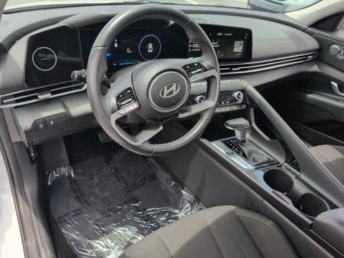 Used 2025 Hyundai Elantra SEL FWD image 15