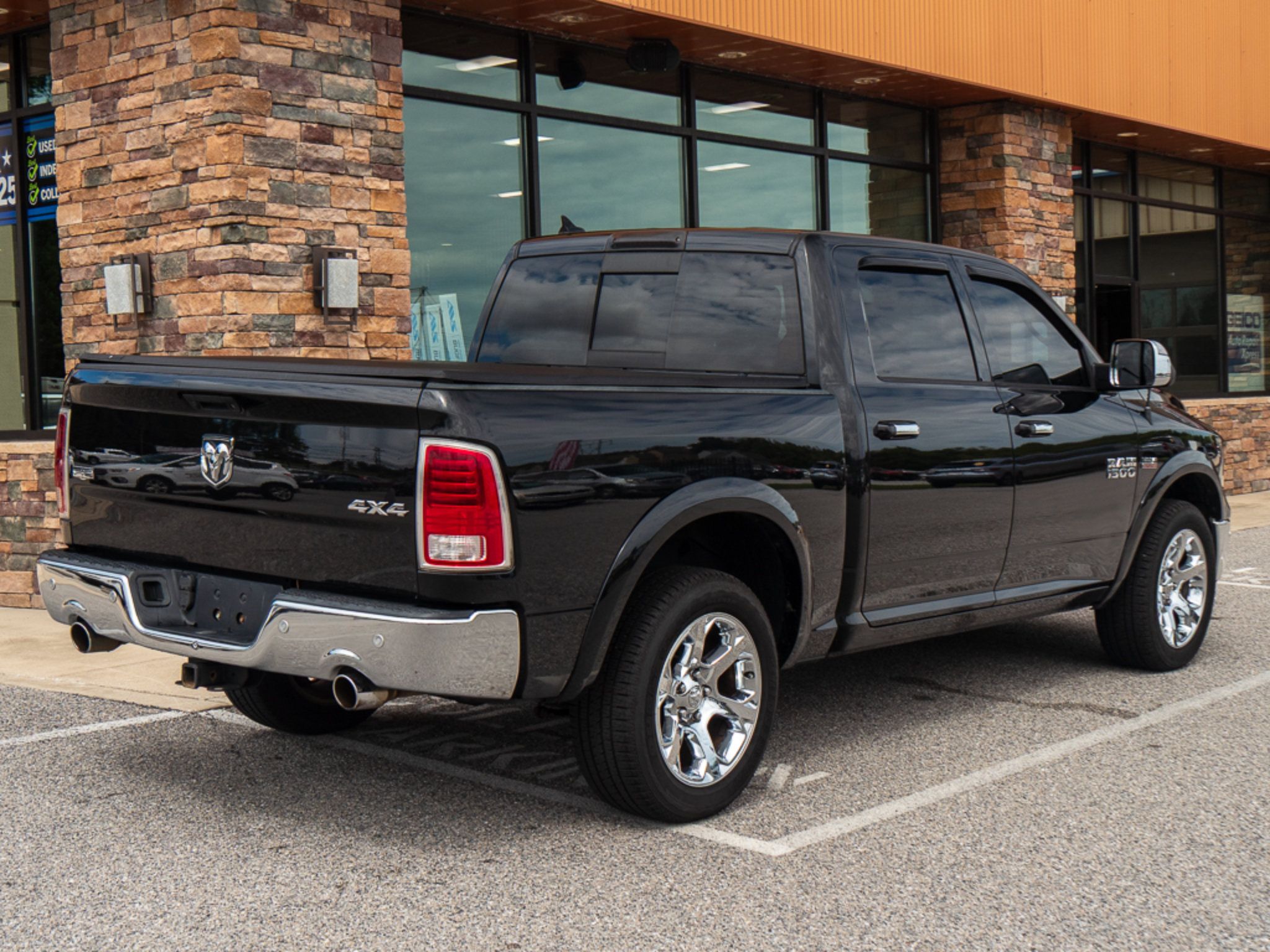 Used 2017 RAM 1500 Laramie AWD/4WD image 3