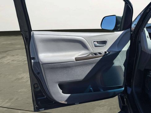 Used 2016 Toyota Sienna XLE FWD image 11