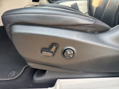 Used 2024 Chrysler Pacifica Touring-L image 13