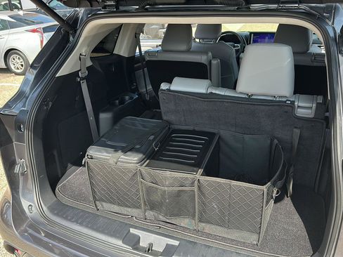 Used 2024 Toyota Highlander Limited image 17