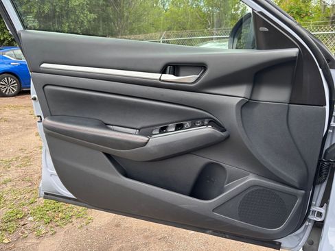 Used 2025 Nissan Altima 2.5 SR FWD image 18