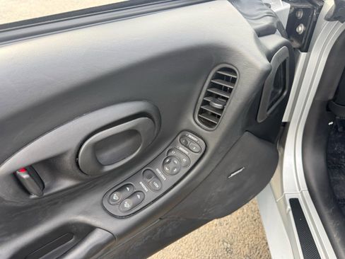 Used 2002 Chevrolet Corvette Convertible w/ Preferred Equipment Group1 image 17