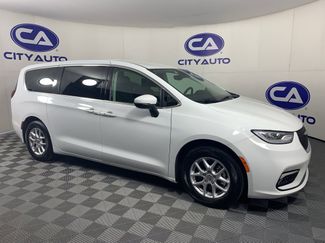 Used 2023 Chrysler Pacifica Touring-L video 1
