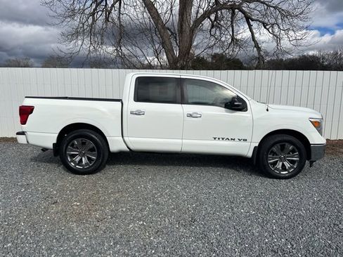 Used 2018 Nissan Titan SV w/ SV Convenience Package image 6
