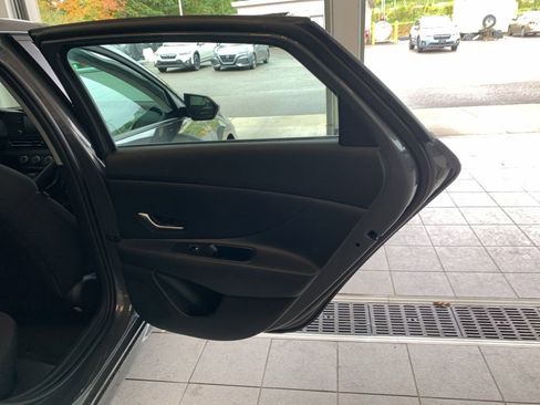 New 2025 Hyundai Elantra SE image 12