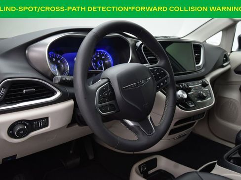 Used 2024 Chrysler Pacifica Touring-L image 15