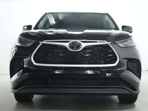 Used 2023 Toyota Highlander L FWD image 5