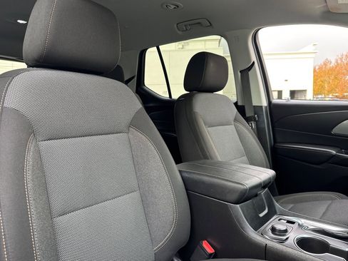 Used 2021 Chevrolet Traverse LT image 30