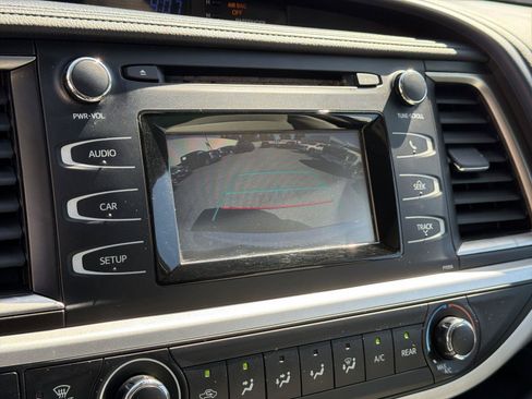 Used 2017 Toyota Highlander LE FWD image 13