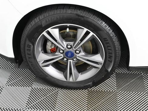 Used 2018 Ford Focus SE w/ SE Appearance Package image 25