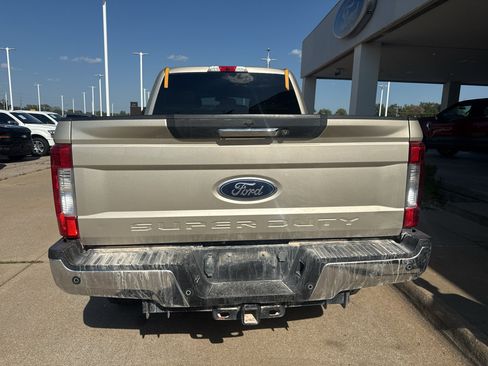 Used 2017 Ford F250 XLT w/ XLT Premium Package AWD/4WD image 11