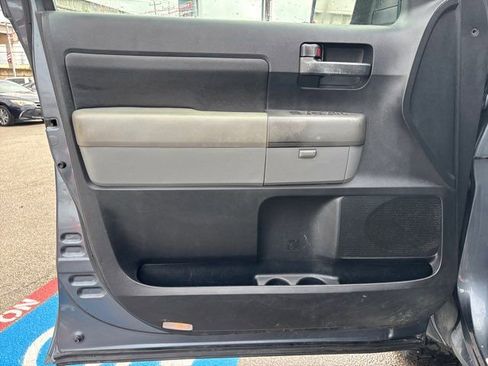 Used 2010 Toyota Tundra 4x4 CrewMax image 12
