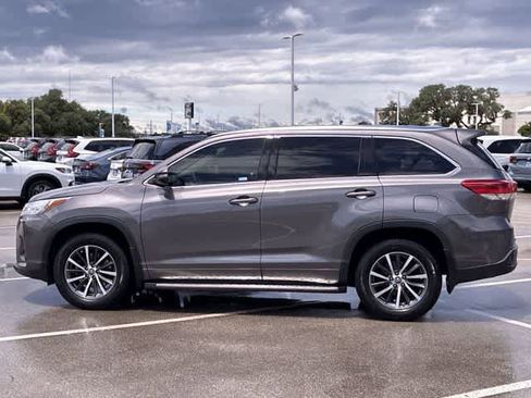 Used 2017 Toyota Highlander XLE FWD image 3