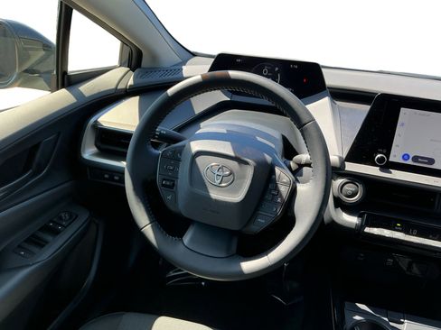 Used 2025 Toyota Prius LE image 10