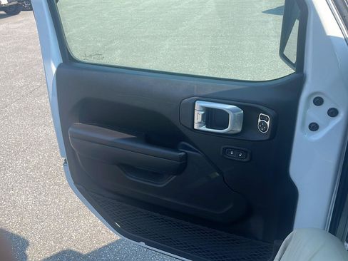Used 2021 Jeep Wrangler Unlimited Rubicon 4xe w/ Cold Weather Group AWD/4WD image 19