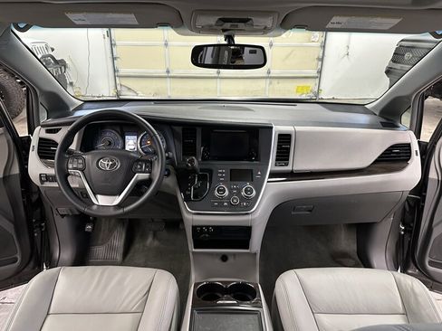 Used 2017 Toyota Sienna XLE w/ XLE Navigation Package AWD/4WD image 19