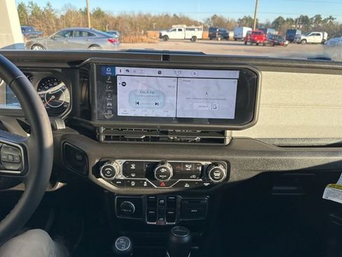 Used 2024 Jeep Gladiator Sport image 13