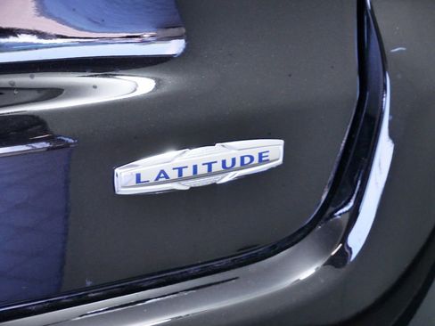 Used 2024 Jeep Compass Latitude image 11