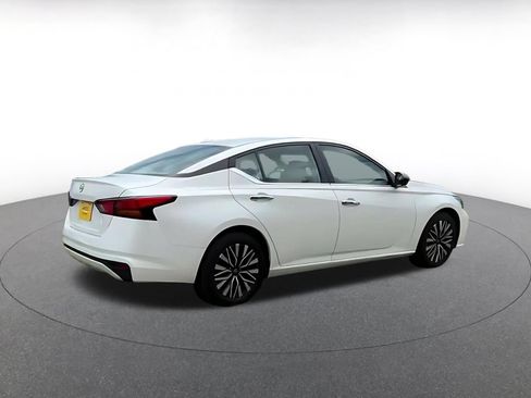 Used 2025 Nissan Altima 2.5 SV FWD image 14
