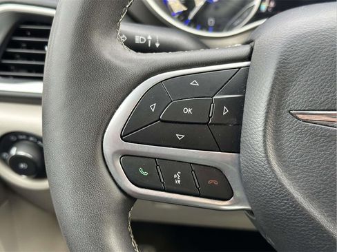 Used 2024 Chrysler Pacifica Touring-L image 8