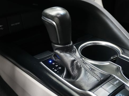 Used 2018 Toyota Camry XSE image 19