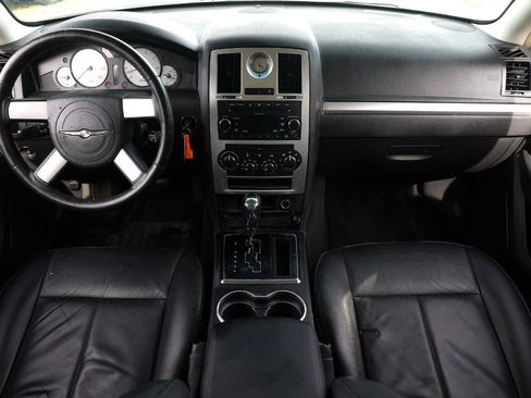 Used 2010 Chrysler 300 Touring RWD image 2