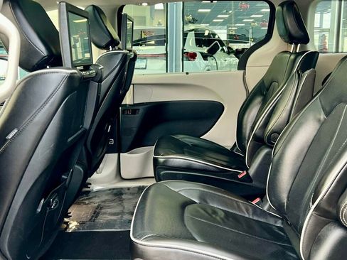 Used 2021 Chrysler Pacifica Limited w/ Uconnect Theater Family Group image 15
