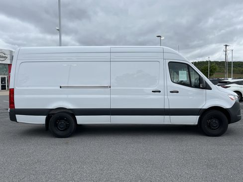Used 2025 Mercedes-Benz Sprinter 2500 image 9