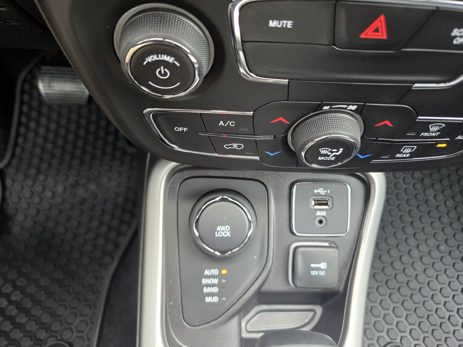 Used 2020 Jeep Compass Latitude w/ Cold Weather Group AWD/4WD image 26
