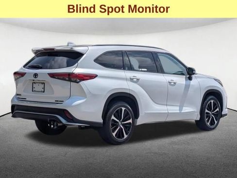 Used 2022 Toyota Highlander XSE AWD/4WD image 5