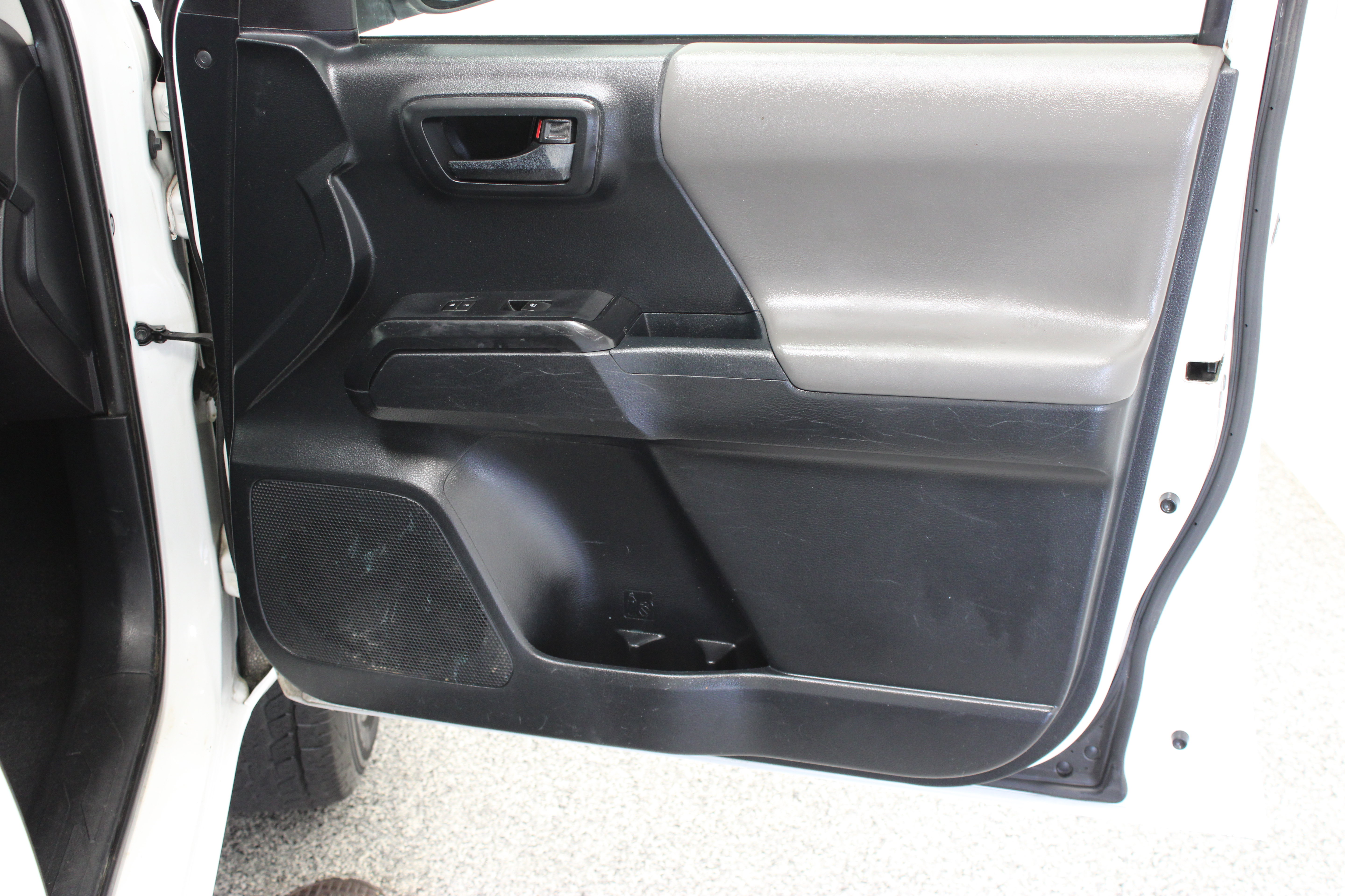 Used 2018 Toyota Tacoma SR RWD image 27