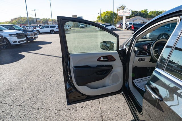 Used 2020 Chrysler Pacifica Limited FWD image 12