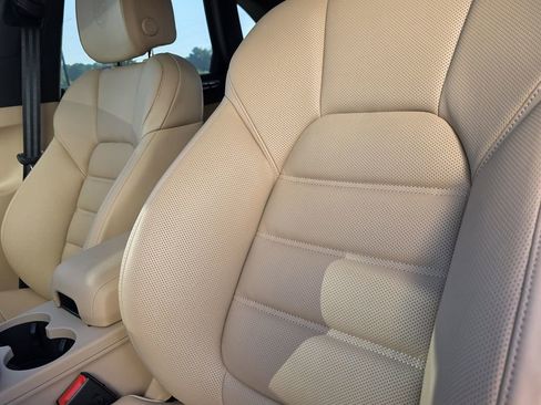 New 2025 Porsche Macan image 5