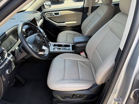 Used 2022 Ford Explorer XLT w/ Equipment Group 202A AWD/4WD image 10