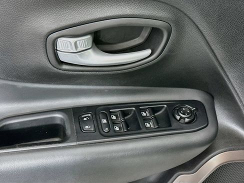 Used 2023 Jeep Renegade Latitude AWD/4WD image 18