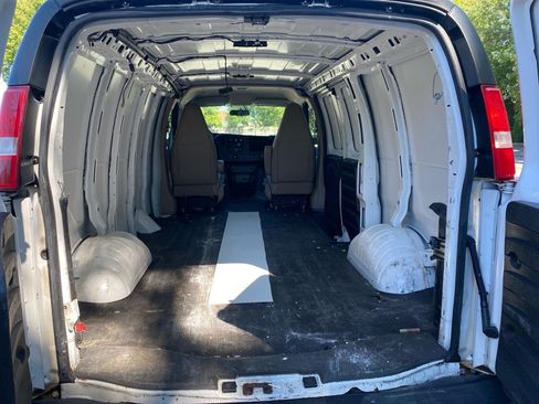 Used 2019 Chevrolet Express 2500 RWD image 12