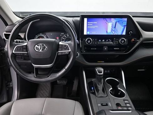 Used 2023 Toyota Highlander Bronze Edition AWD/4WD image 11