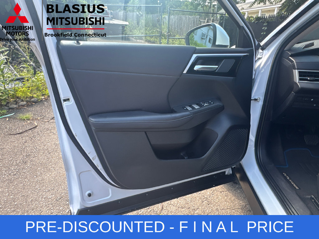 Used 2024 Mitsubishi Outlander 4WD Plug-In Hybrid image 11