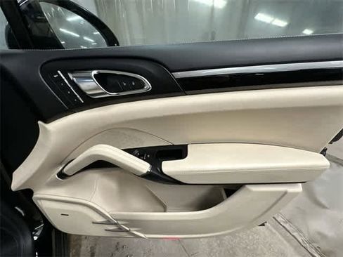 Used 2017 Porsche Cayenne Turbo image 23