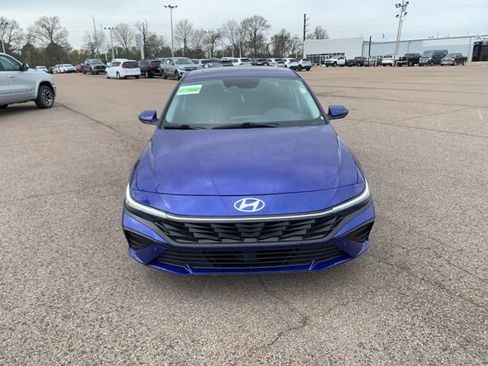 Used 2025 Hyundai Elantra SEL image 2