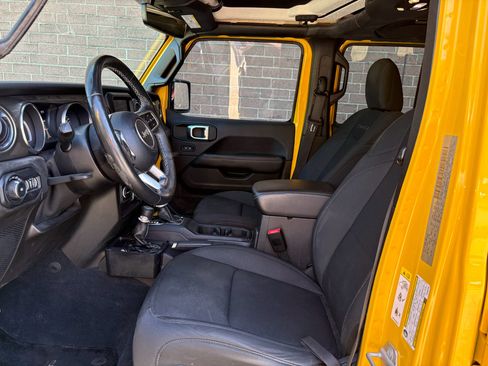 Used 2019 Jeep Wrangler Unlimited Sahara AWD/4WD image 11
