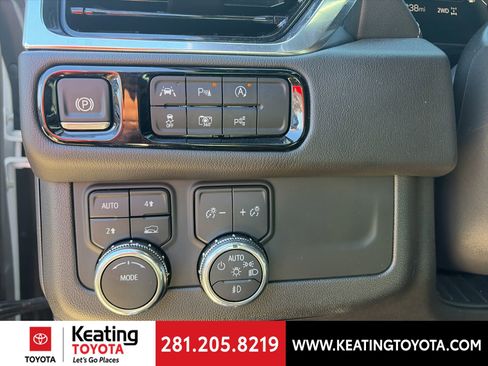 Used 2025 GMC Yukon Denali w/ Sun & Power Step Package image 15