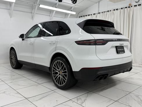 Certified 2023 Porsche Cayenne Platinum Edition image 3