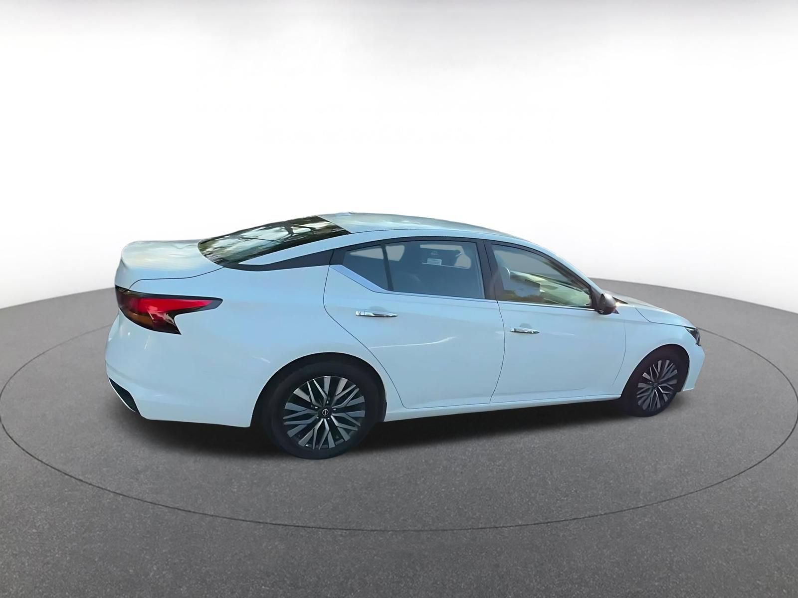 Used 2025 Nissan Altima 2.5 SV FWD image 14